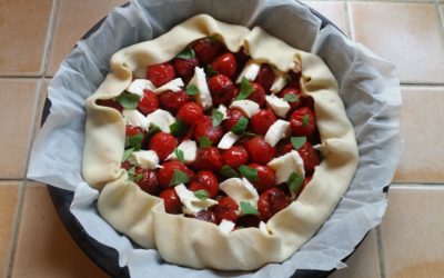 Tarte salée aux tomates cerises, pesto rouge, mozzarella et basilic